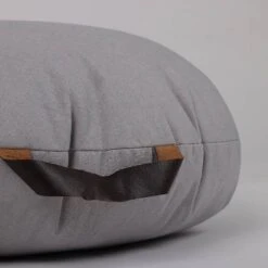 Coussin Pietro -Univers du Lit Boutique 1000335491 230720 030 DETAILS P000000001000335491