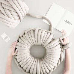 DIY Coussin En Grosse Maille -Univers du Lit Boutique 490fa2ce4ce44c4aa20aa650b75d0c16