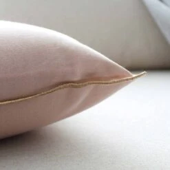 DODO Coussin Déhoussable Uni Au Style Chic -Univers du Lit Boutique 6a8806ae28e74b87b762dd774f63fcb1